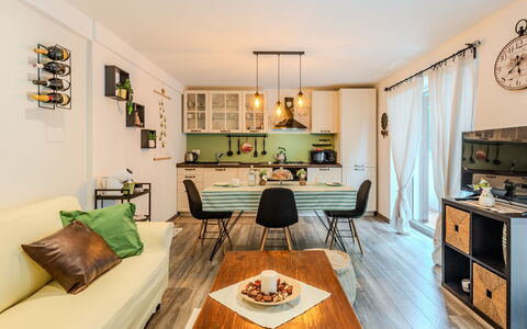 La Casetta di Lulù: Möbel, Interior Design, Flooring, Couch, Zimmer, Fussboden, Holz, Decke, Wohnzimmer, Tabelle