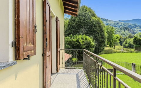 Cascina Rossa: Holz, Veranda, Zuhause, Tür, Balkon, Holzbeize, Zaun, Hartholz, Bauernhaus, Baluster