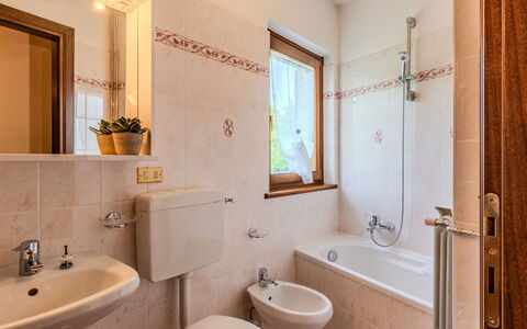 Cascina Rossa: Badezimmer, Armatur, Flooring, Interior Design, Fussboden, Bad Sink, Zapfhahn, Sinken, Installation, Toilette