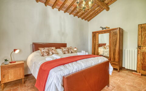 Villa the Horses: Bett, Möbel, Interior Design, Schlafzimmer, Wand, Flooring, Bettdecke, Bedding, Fussboden, Holz