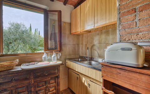 Villa the Horses: Holz, Küche, Countertop, Armatur, Sinken, Holzbeize, Zimmer, Decke, Cabinetry, Zapfhahn
