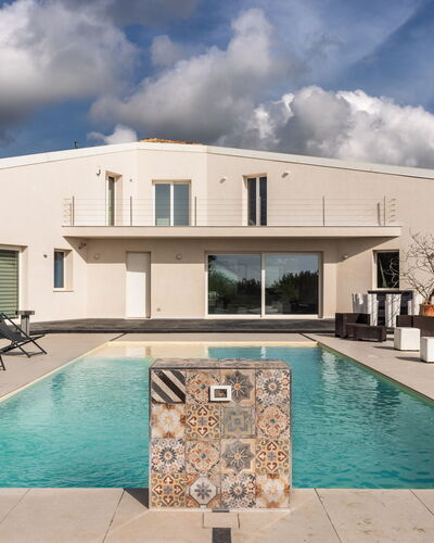 Pizzuta Country House: Schwimmbad, Wohngebiet, Zuhause, Haus, Estate, Verbundwerkstoff, Resort, Villa, Schatten, Beton