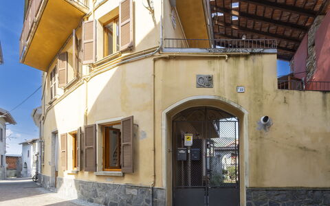 La Giuseppina: Wand, Gelb, Tür, Zuhause, Beton, Farbe, Balkon, Gips, Home Door, Zimmerpflanze