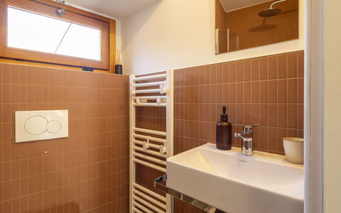 La Giuseppina: Flooring, Wand, Fussboden, Armatur, Interior Design, Holz, Decke, Zapfhahn, Installation, Badezimmer
