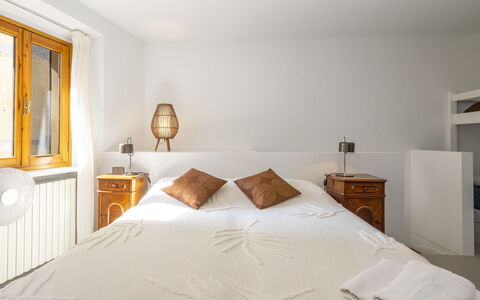 La Giuseppina: Bett, Interior Design, Schlafzimmer, Möbel, Wand, Bettdecke, Bedding, Holz, Decke, Fussboden