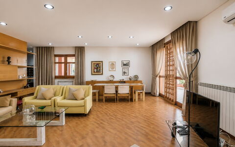 Villa Billona: Möbel, Interior Design, Flooring, Fussboden, Couch, Holz, Decke, Zimmer, Wohnzimmer, Tabelle