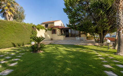 Villa Billona: Baum, Garten, Landschaft, Strauch, Die Architektur, Wohngebiet, Haus, Rasen, Grundstueck