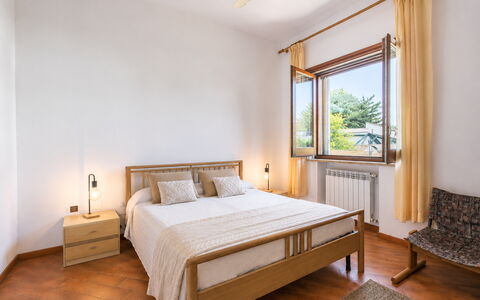 Villa Billona: Bett, Interior Design, Schlafzimmer, Bedding, Möbel, Bettdecke, Wand, Flooring, Zimmer, Fussboden