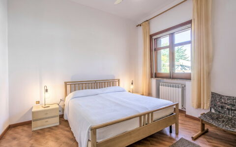 Villa Billona: Bett, Interior Design, Schlafzimmer, Fussboden, Holz, Decke, Flooring, Zimmer, Bettdecke, Bedding