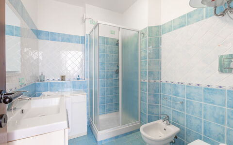Villa Boi: Badezimmer, Flooring, Armatur, Fussboden, Interior Design, Bad Sink, Sinken, Zapfhahn, Fliese, Installation
