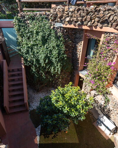 Villa Boi: Wand, Die Architektur, Steinwand, Garten, Schatten, Landscaping, Hazienda, Hinterhof