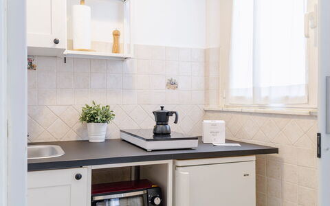 Fano Mare: Küche, Interior Design, Countertop, Küchengerät, Cabinetry, Flooring, Haushaltsgerät, Möbel, Beleuchtung, Zapfhahn