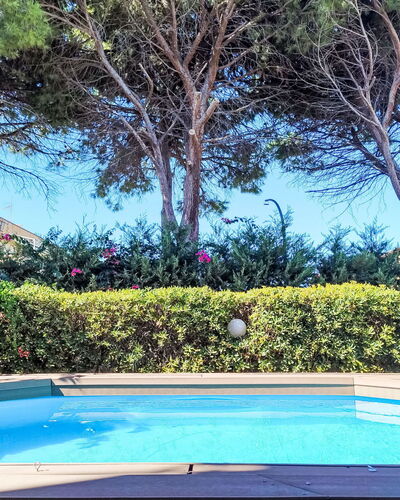 Last Sun Roccella: Blau, Schwimmbad, Strauch, Garten, Schatten, Landscaping, Resort, Hinterhof, Eco Hotel, Garten