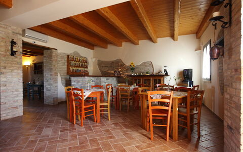 Casale dei Ciliegi: Möbel, Holz, Küche & Esszimmer Tisch, Tabelle, Stuhl, Decke, Flooring, Restaurant, Holzbeize, Esszimmer