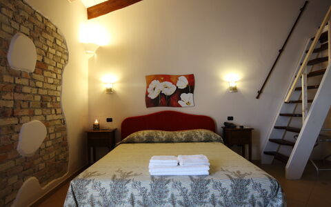 Casale dei Ciliegi: Wand, Möbel, Zuhause, Tür, Schlafzimmer, Lampe, Light Fixture, Stuhl, Zimmerpflanze, Bett