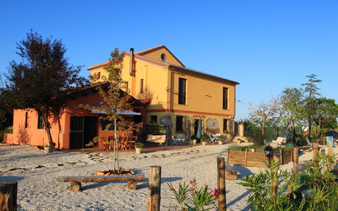 Casale dei Ciliegi: Himmel, Haus, Wohngebiet, Zuhause, Menschliche Siedlung, Hütte, Estate, Vorort, Hazienda, Bauernhaus