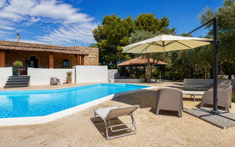 Villa Chiaramonte Gulfi: Blau, Schwimmbad, Schatten, Estate, Resort, Gartenmöbel, Villa, Eco Hotel, Design, Regenschirm
