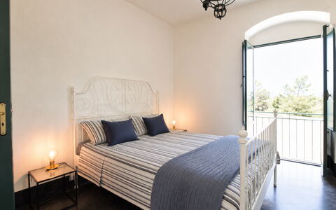 Villa Chiaramonte Gulfi: Möbel, Schlafzimmer, Interior Design, Bett, Flooring, Fussboden, Bedding, Bettdecke, Beleuchtung, Zimmer