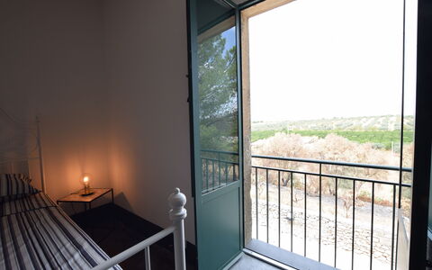 Villa Chiaramonte Gulfi: Möbel, Fussboden, Eisen, Stuhl, Metall, Glas, Balkon, Holzbeize, Hartholz, Schlafzimmer