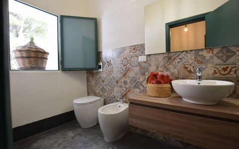 Villa Chiaramonte Gulfi: Flooring, Interior Design, Fussboden, Armatur, Badezimmer, Fliese, Decke, Bad Sink, Sinken, Keramik