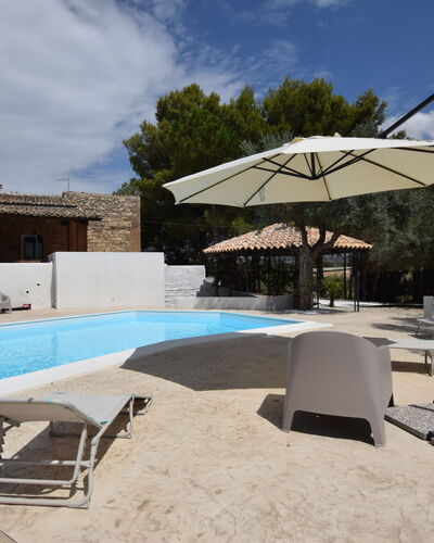 Villa Chiaramonte Gulfi: Schatten, Schwimmbad, Gartenmöbel, Regenschirm, Beton, Sonnenliege, Resort, Design, Eco Hotel, Outdoor Struktur