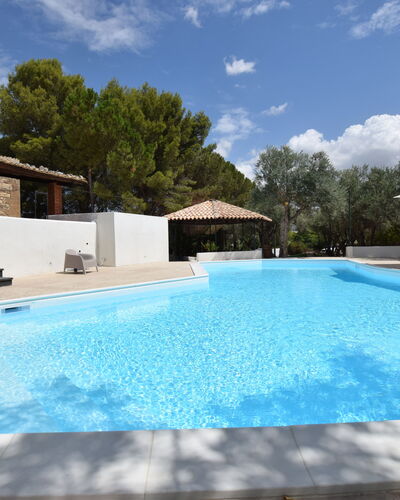Villa Chiaramonte Gulfi: Blau, Schwimmbad, Verbundwerkstoff, Resort, Schatten, Eco Hotel, Thermae, Estate, Hazienda, Water Feature