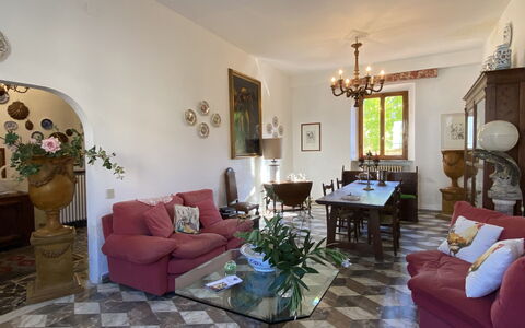 Lucia e Francesco: Möbel, Flooring, Interior Design, Fussboden, Tabelle, Zimmer, Couch, Stuhl, Wohnzimmer, Beleuchtung