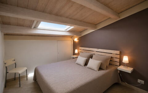 Appartamento Tramonto sul Mare: Bett, Schlafzimmer, Interior Design, Holz, Decke, Möbel, Bettdecke, Fussboden, Bedding, Flooring