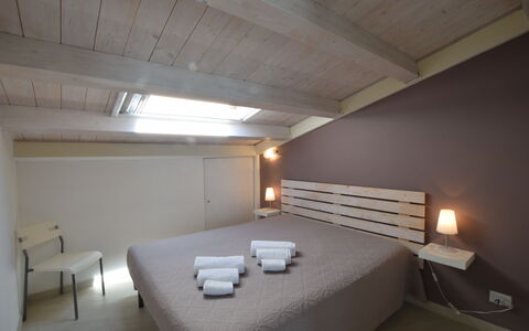 Appartamento Tramonto sul Mare: Bett, Schlafzimmer, Interior Design, Möbel, Holz, Fussboden, Decke, Bettdecke, Flooring, Bedding