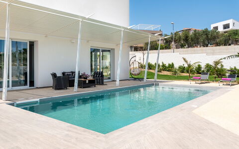 A Casa di Chica: Schwimmbad, Gartenmöbel, Resort, Wohngebiet, Schatten, Flooring, Verbundwerkstoff, Fussboden, Eco Hotel, Freizeit