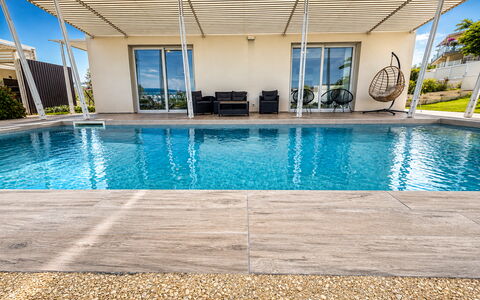 A Casa di Chica: Wasser, Schwimmbad, Verbundwerkstoff, Resort, Gartenmöbel, Schatten, Freizeit, Water Feature, Stuhl, Sonnenliege