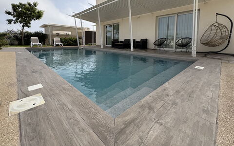 A Casa di Chica: Schwimmbad, Flooring, Fussboden, Verbundwerkstoff, Beton, Gartenmöbel, Fliese, Resort, Flagstone, Water Feature