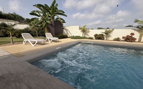 A Casa di Chica: Schwimmbad, Verbundwerkstoff, Resort, Water Feature, Landscaping, Gartenmöbel, Blumentopf, Beton, Estate
