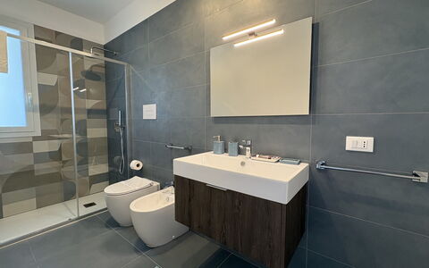 A Casa di Chica: Badezimmer, Armatur, Flooring, Interior Design, Bad Sink, Fussboden, Sinken, Toilette, Spiegel, Zapfhahn