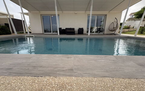A Casa di Chica: Schwimmbad, Verbundwerkstoff, Fussboden, Schatten, Beton, Gartenmöbel, Design, Resort, Water Feature, Stuhl