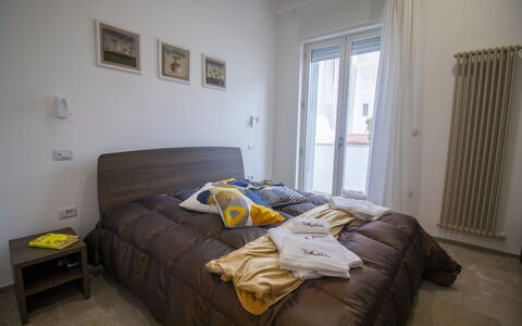 Elementi Luxury Otranto: Bett, Schlafzimmer, Möbel, Interior Design, Bettdecke, Bedding, Fussboden, Flooring, Holz, Zimmer