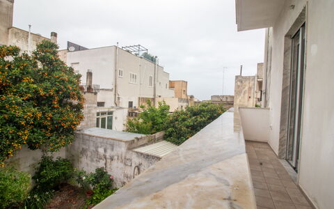 Elementi Luxury Otranto: Wand, Wohngebiet, Wohnung, Beton, Balkon, Daylighting, Gips
