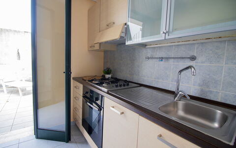 Nicoletta'S House in Otranto: Küche, Countertop, Spüle, Küchengerät, Major Appliance, Flooring, Interior Design, Herd, Armatur, Zapfhahn
