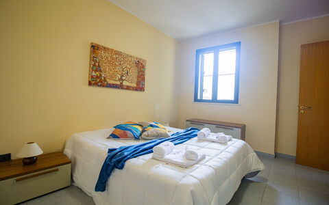 Nicoletta'S House in Otranto: Holz, Schlafzimmer, Fussboden, Bett, Flooring, Bettdecke, Interior Design, Bettrahmen, Bedding, Zimmer