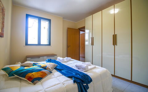 Nicoletta'S House in Otranto: Holz, Interior Design, Flooring, Fussboden, Schlafzimmer, Bett, Zimmer, Möbel, Decke, Wohnung
