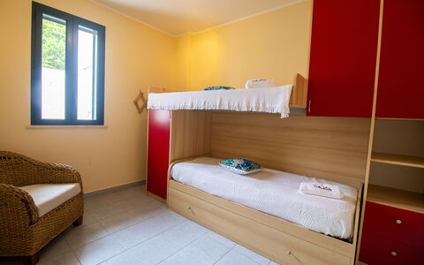 Nicoletta'S House in Otranto: Holz, Fussboden, Interior Design, Flooring, Möbel, Schlafzimmer, Zimmer, Bett, Zuhause, Decke