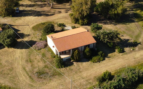 Villa Vignola: Baum, Haus, Landschaft, Ländliches Gebiet, Einfach, Zuhause, Grundstueck, Dach, Hütte