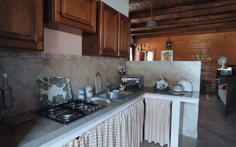 Baita Vignola: Küche, Flooring, Interior Design, Holz, Möbel, Fussboden, Countertop, Küchengerät, Zimmer, Herd