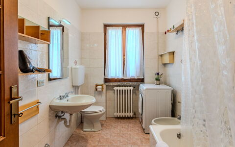 Legnone: Flooring, Fussboden, Interior Design, Zimmer, Armatur, Decke, Installation, Badezimmer, Wohnung, Sinken
