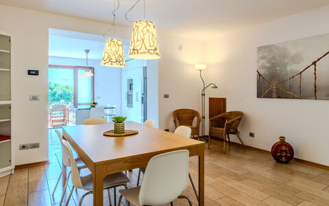 Legnone: Möbel, Interior Design, Flooring, Fussboden, Wand, Stuhl, Esszimmer, Tabelle, Holz, Küche & Esszimmer Tisch