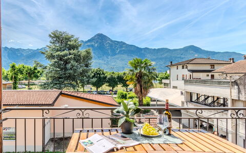Legnone: Gebirge, Bergstation, Balkon, Grat, Eco Hotel, Alpen, Gartenmöbel, Villa, Bergdorf
