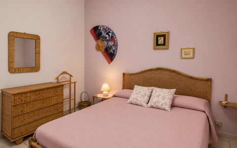 Villa Lina: Möbel, Bett, Schlafzimmer, Bedding, Interior Design, Bettdecke, Holz, Fussboden, Linens, Flooring