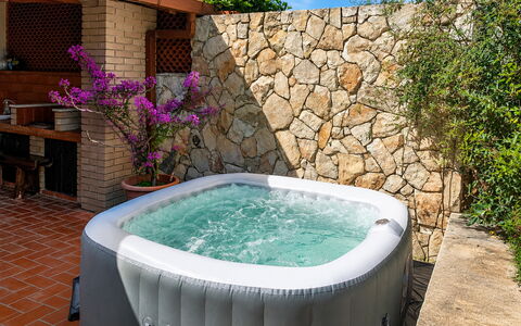 Villa Lina: Badewanne, Armatur, Schwimmbad, Verbundwerkstoff, Jacuzzi, Blumentopf, Freizeit, Zimmerpflanze, Water Feature