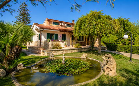 Villa Lina: Haus, Zuhause, Die Architektur, Strauch, Wohngebiet, Garten, Estate, Hazienda, Landscaping, Hütte