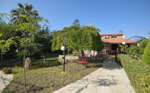 Villa Lina: Schatten, Garten, Hazienda, Landscaping, Garten, Flagstone, Auffahrt, Walkway, Hinterhof, Hof